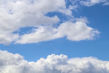 Güzel pofuduk beyaz bulut oluşumları Derin mavi bir yaz gökyüzünde