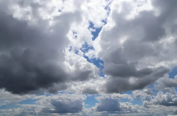 Schöne Flauschige Weiße Wolkenformationen Einem Tiefblauen Sommerhimmel — Stockfoto