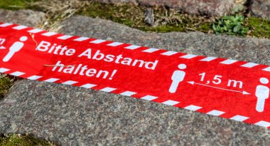 Bitte Abstand Halten! COVID-19 için 1,5 metre sosyal uzaklık işareti. Uzaklık sembolünü Almanca 'da tut