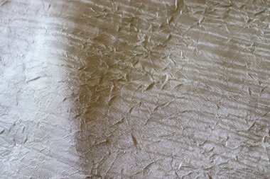 Kumaş pazarında bulunan kumaş ve kumaş örneklerine farklı renklerde yakından bakmak.