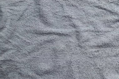 Kumaş pazarında bulunan kumaş ve kumaş örneklerine farklı renklerde yakından bakmak.