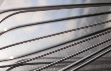 El ile karıştırma, çırpma, yumurta çırpma, metal zeminde izole edilmiş yumurta çırpma makinesi. Metal paslanmaz çelik çatal bıçak takımı