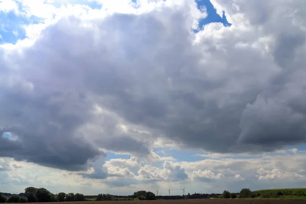 北ヨーロッパの風景の上に青い空の美しい雲 — ストック写真