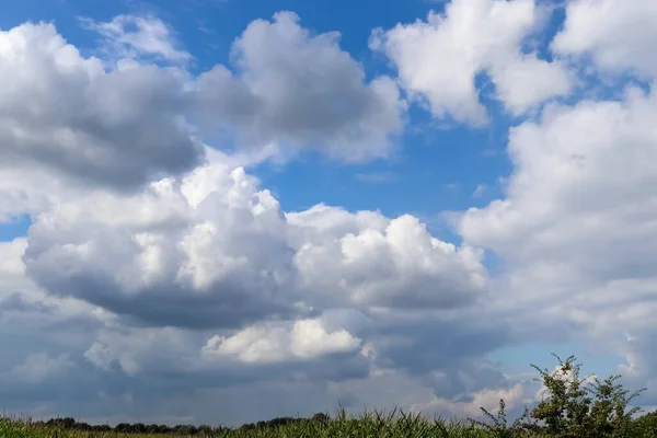 Schöne Wolken Blauen Himmel Über Einer Nordeuropäischen Landschaft — Stockfoto