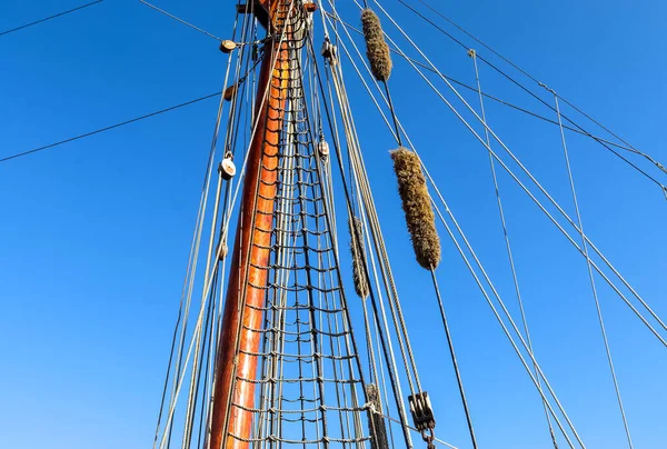 Mastro Navio Vela Contra Céu Azul Alguns Barcos Vela Com — Fotografia de Stock