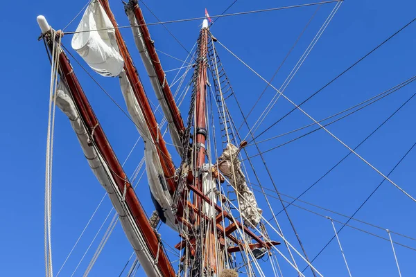 Barco Vela Mástil Contra Cielo Azul Algunos Veleros Con Detalles — Foto de Stock