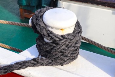 Limandaki gemi trafiğinin farklı kalınlıkları ve teknik kurulumları .