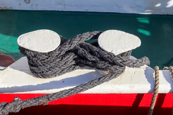 Limandaki gemi trafiğinin farklı kalınlıkları ve teknik kurulumları .