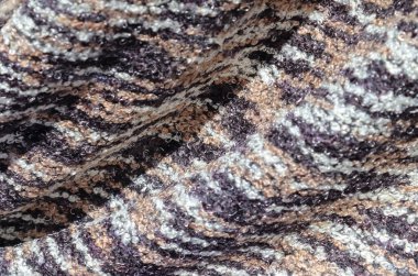 Kumaş pazarında bulunan kumaş ve kumaş örneklerine farklı renklerde yakından bakmak.