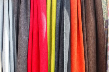 Kumaş pazarında bulunan kumaş ve kumaş örneklerine farklı renklerde yakından bakmak.