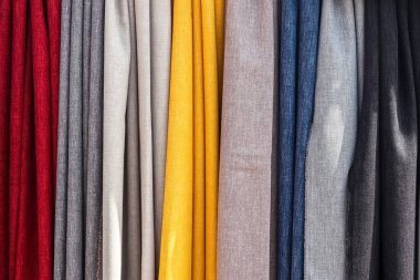 Kumaş pazarında bulunan kumaş ve kumaş örneklerine farklı renklerde yakından bakmak.