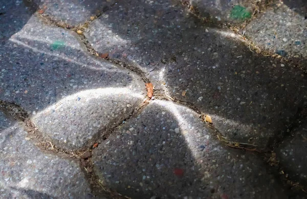 灰の地面にガラスの屈折による苛性光の影響 — ストック写真