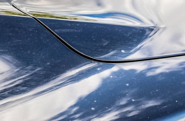 Siyah Bir Spor Arabanın Yüzeyinde Bulutlu Mavi Bir Gökyüzünün Yansımaları — Stok fotoğraf