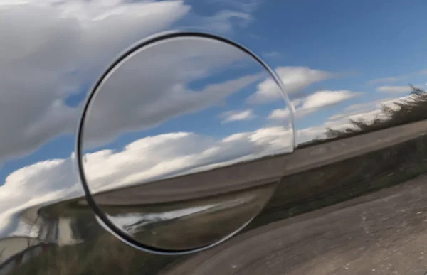 Reflecties Van Een Blauwe Lucht Met Wolken Het Oppervlak Van — Stockfoto