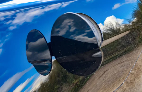 Відображення Блакитного Неба Хмарами Поверхні Чорного Спортивного Автомобіля — стокове фото