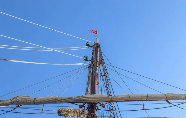 Mastro Navio Vela Contra Céu Azul Alguns Barcos Vela Com — Fotografia de Stock