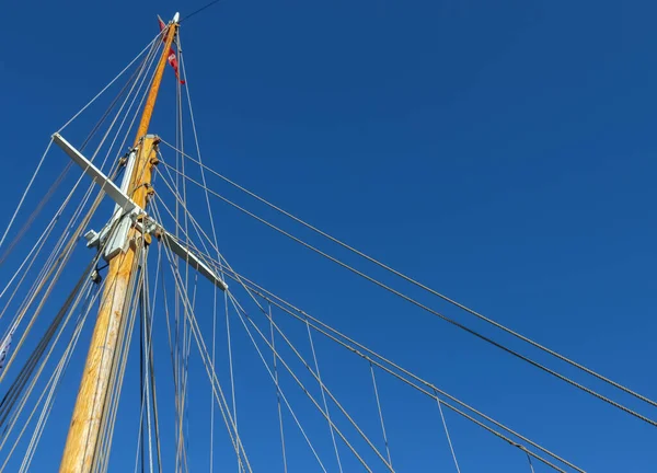 Mastro Navio Vela Contra Céu Azul Alguns Barcos Vela Com — Fotografia de Stock