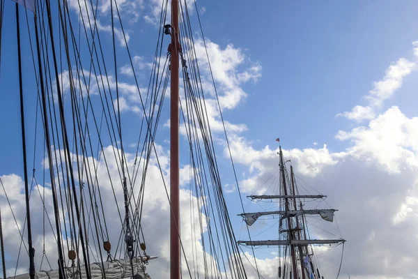 一些帆船在蓝天上挂着帆船桅杆 上面有帆索的细节 — 图库照片