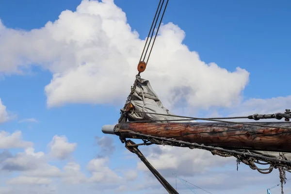 Barco Vela Mástil Contra Cielo Azul Algunos Veleros Con Detalles —  Fotos de Stock