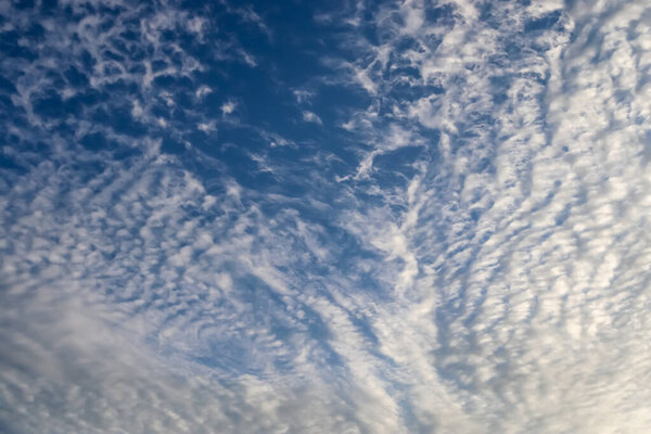 Красивые пушистые белые красивые облака в глубоком голубом летнем небе