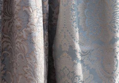 Kumaş pazarında bulunan kumaş ve kumaş örneklerine farklı renklerde yakından bakmak.