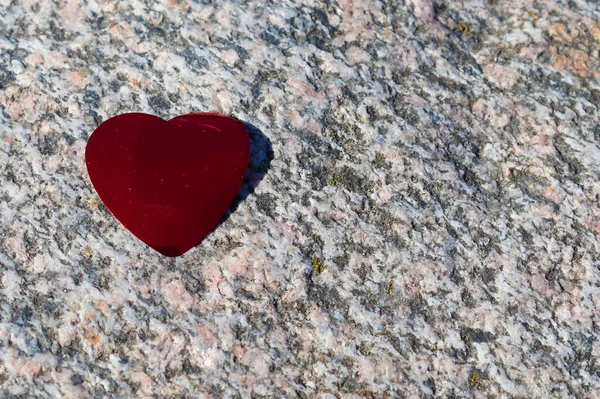Romantik Kırmızı Aşk Kalbi Granit Bir Zeminde Yatıyor — Stok fotoğraf