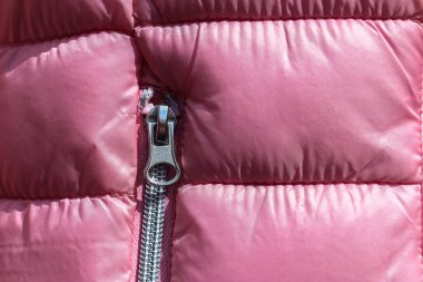 Kumaş pazarında bulunan kumaş ve kumaş örneklerine farklı renklerde yakından bakmak.