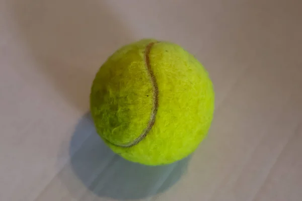 Bunter Tennisball Vor Weißem Hintergrund — Stockfoto