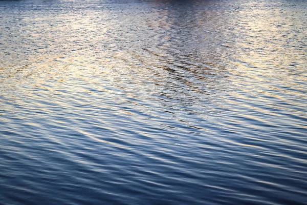 Gedetailleerde Close Zicht Wateroppervlakken Met Golven Rimpelingen Zonsondergang Zonlicht Reflecteren — Stockfoto