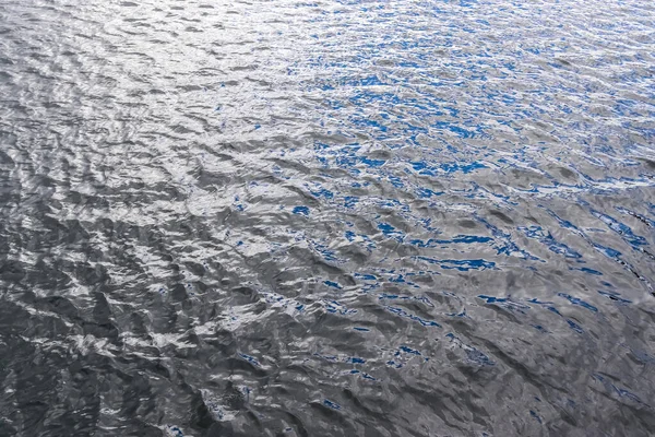Подробный Вид Вблизи Поверхности Воды Волнами Рябью Солнечным Светом Отражающимся — стоковое фото