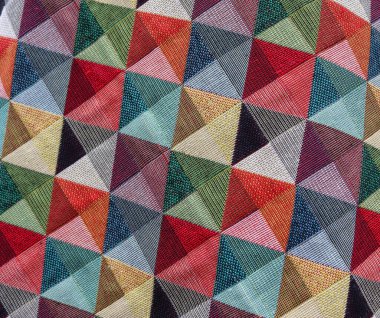 Kumaş pazarında bulunan kumaş ve kumaş örneklerine farklı renklerde yakından bakmak.