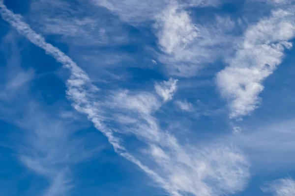 Splendido Panorama Sulla Formazione Nuvole Cirri Profondo Cielo Blu Estivo — Foto Stock
