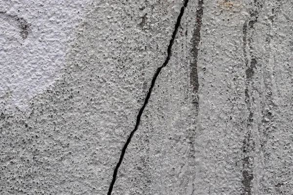 갈라진 구조적 사항들이 콘크리트 벽에서 자세히 보시기 바랍니다 — 스톡 사진