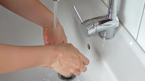 Femaile Lave Les Mains Avec Flou Mouvement Pour Prévenir Éclosion — Photo