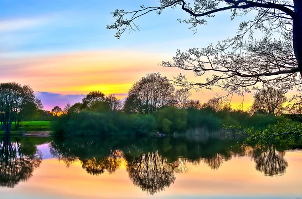 Krásná Krajina Západu Slunce Jezera Reflexní Vodní Hladinou — Stock fotografie