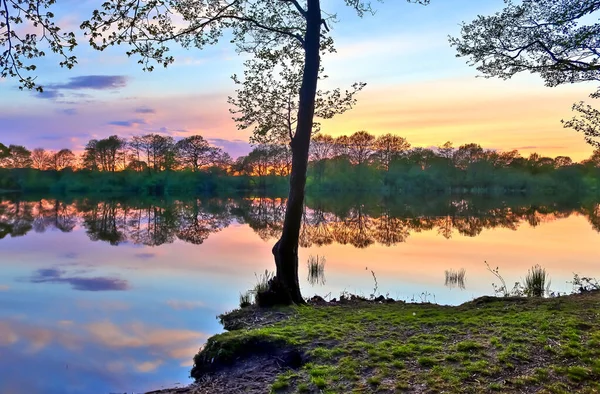 Krásná Krajina Západu Slunce Jezera Reflexní Vodní Hladinou — Stock fotografie