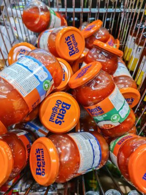 Kiel, Almanya - 02. Eylül 2025: Cam kavanozlar dolusu Ben 'in Orijinal tatlı ve ekşi sosu alışveriş arabasında istiflendi