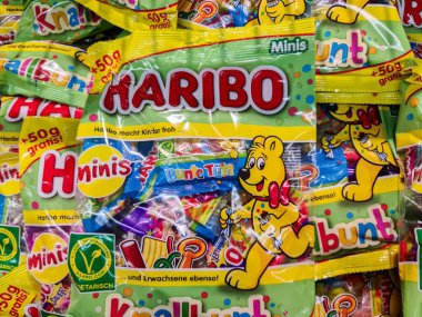 Kiel, Almanya - 02. Eylül 2025: Renkli HARIBO şeker torbaları markanın maskotunu ve çeşitli şekerleri gösteriyor