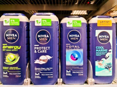 Kiel, Almanya - 08. Eylül 2025: Enerji, Korunma ve Bakım, Topyekün Rahatlama ve Cool Marine gibi farklı Nivea Erkekleri bir mağaza rafına yerleştirildi