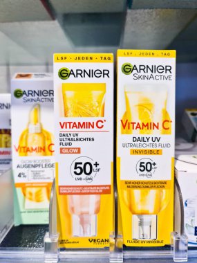 Kiel, Almanya - 08. Eylül 2025: Garnier SkinActive C Vitamini güneş kremi ürünleri ve mağaza rafında sergilenen SPF 50 + günlük UV koruma yardımlarını vurguladı