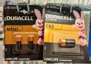Kiel, Almanya - 08. Eylül 2025: Duracell MN21 ve CR2 pil paketleri Duracell tavşanı ve uzun ömürlü garanti sloganının yer aldığı perakende sergileniyor