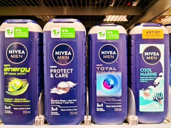 Kiel, Almanya - 08. Eylül 2025: Enerji, Korunma ve Bakım, Topyekün Rahatlama ve Cool Marine gibi farklı Nivea Erkekleri bir mağaza rafına yerleştirildi