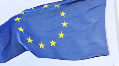 Avrupa Birliği ulusal bayrağı, Avrupa üye ülkelerinin demokratik değerlerini, birliğini ve uluslararası işbirliğini temsil eden parlak gökyüzüne hafifçe el sallıyor