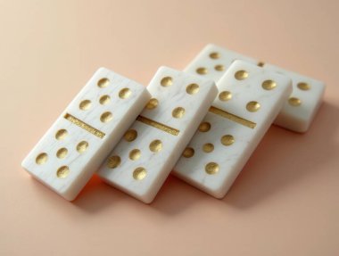 Altın noktalı dört domino taşı pembe arka planda birbirlerine yaslanarak çapraz bir kompozisyon oluşturuyorlar.