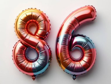 Seksen altıncı yaş gününü ya da yıldönümünü kutlayan, beyaz arka planda seksen altı numarayı oluşturan folyo balonlar.
