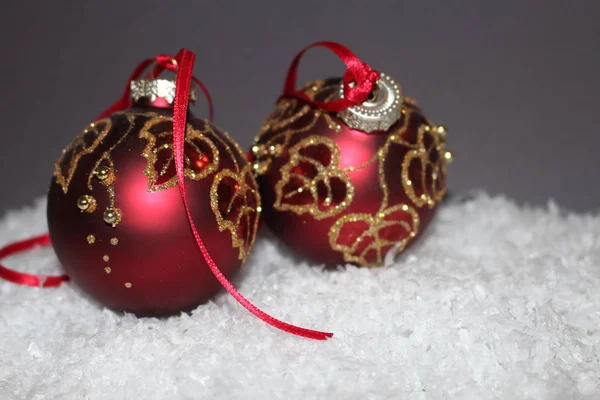 Zlato Malované Červené Vánoční Koule Sněhu Šedé Pozadí — Stock fotografie