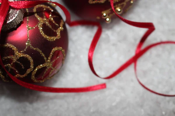 Goldbemalte Rote Weihnachtskugeln Auf Schnee — Stockfoto