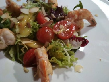 Domates ile karides. Restoranda öğle yemeği. 