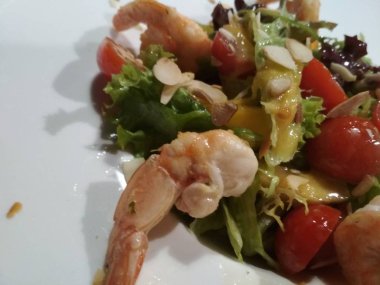 Karides, deniz ürünleri. Restoranda öğle yemeği. 