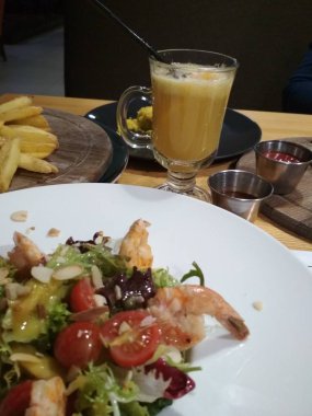 Karides salatası. Restoranda öğle yemeği. 